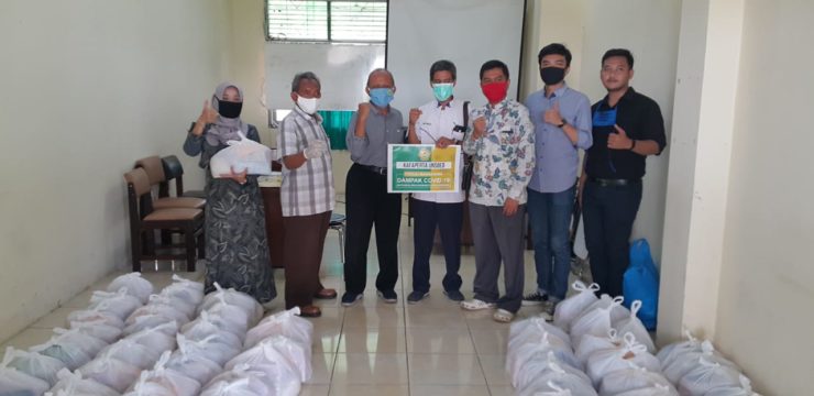 KAFAPERTA Unsoed Bagi Paket Bantuan Sembako untuk 150 Mahasiwa ter dampak Covid-19