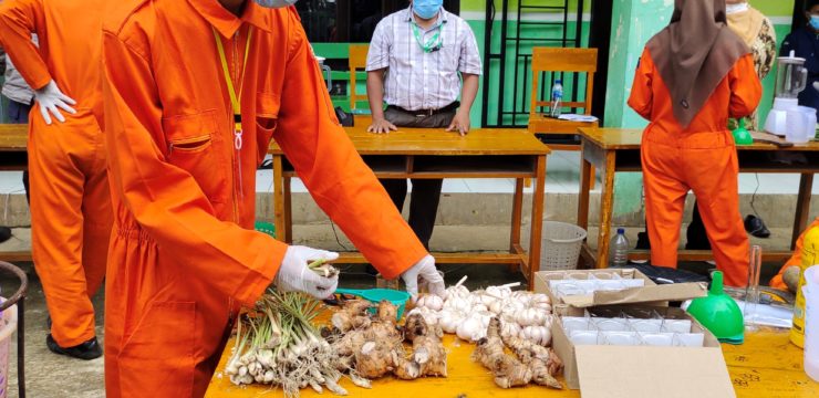 DOSEN AGROTEKNOLOGI MENJADI ASSESOR UJI KOMPETENSI KEAHLIAN (UKK) BIDANG PERTANIAN ORGANIK DI SMK MUTU TUNJUNGMULI PURBALINGGA